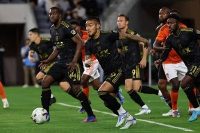 全明星赛倒计时；切尔西集结日绝杀压哨；细节引发关注；悬念犹存；细节决定成败