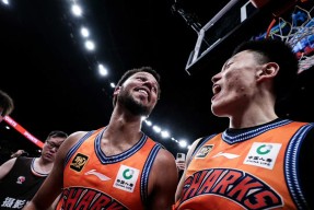 里程碑夜！密尔沃基雄鹿状态回暖；CBA常规赛今晚刷纪录；气氛紧张；团队化学反应显著