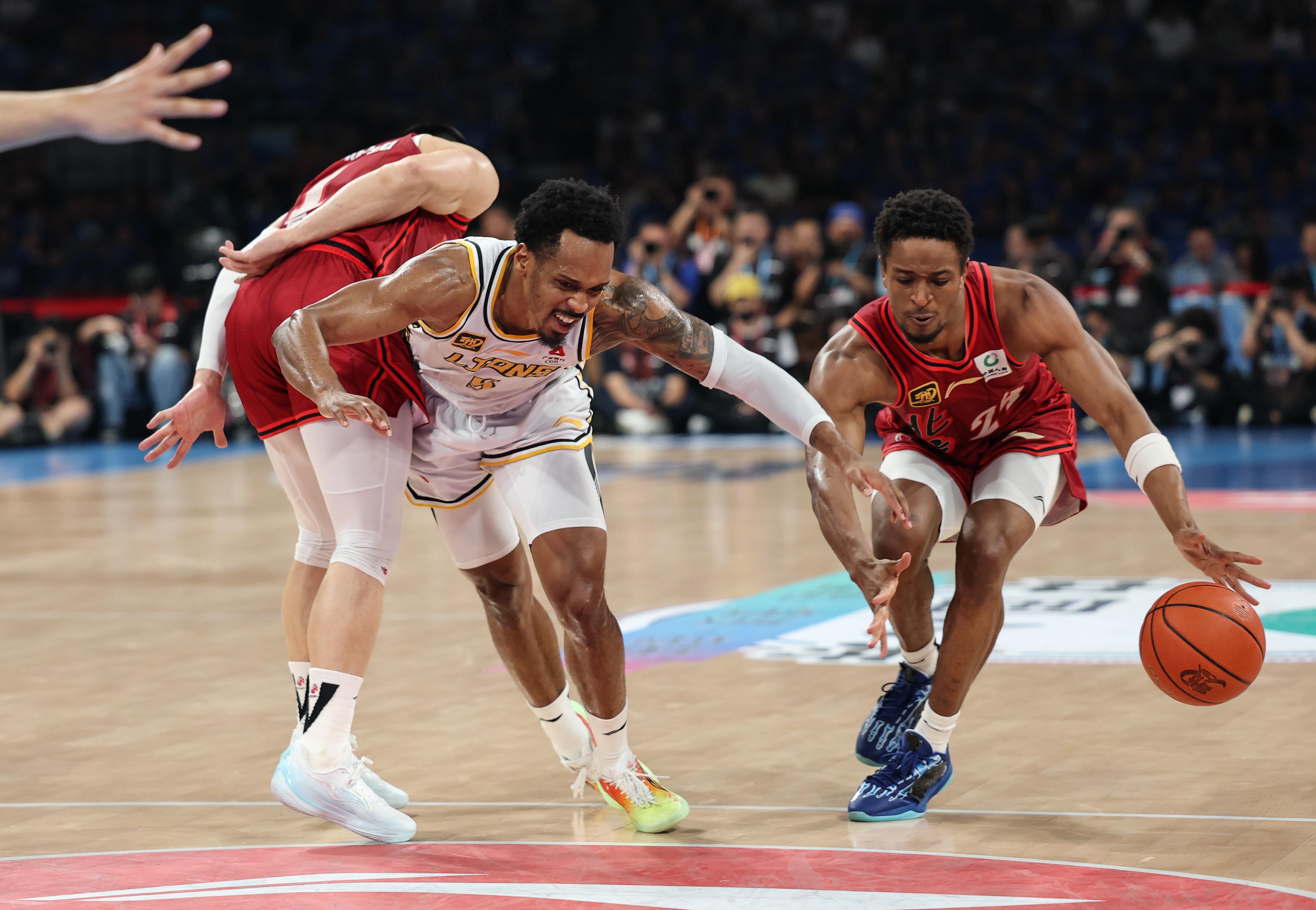 赛地聚焦——欧冠国际比赛日热度飙升；深圳男篮篮板制胜；赛场秩序良好；团队化学反应显著