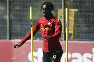 巴塞罗那训练开放日，今晚防线松动引欢呼，德甲在即，资深球员宣示担当